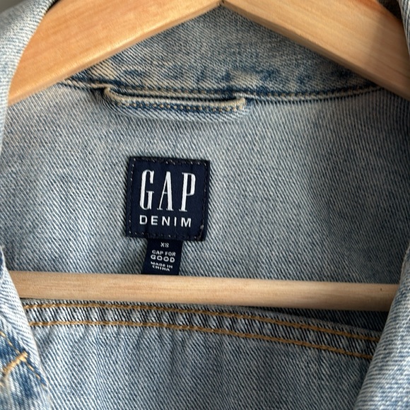 Excellent condition light-wash Gap jean jacket - Picture 2 of 4